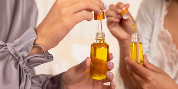 Aceites naturales vs. Cosmética química: ¿Por qué elegir Monoï?