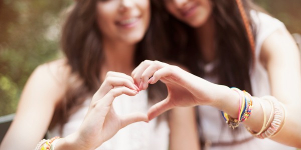 Regalos de amistad con Monoï: el secreto polinésico para celebrar el Día Internacional de la Amistad